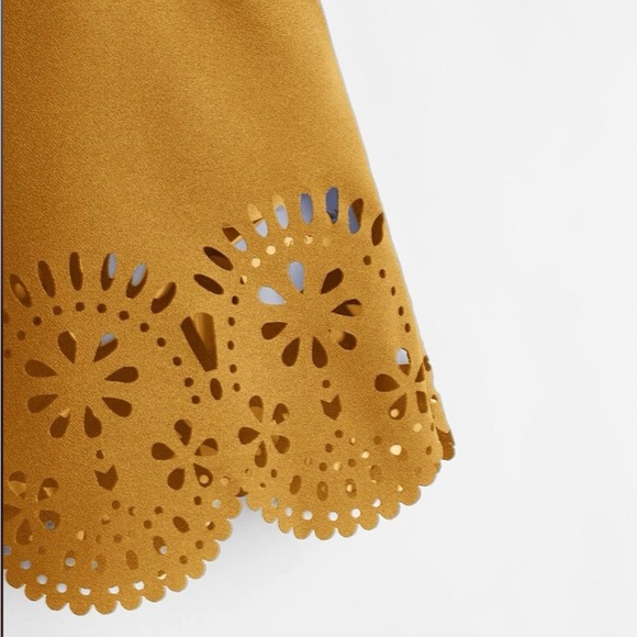 Mustard yellow scallop trim top - Picture 2 of 3